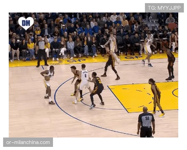 库明加利用挡拆拉开空间 助勇士提升关键时刻得分效率